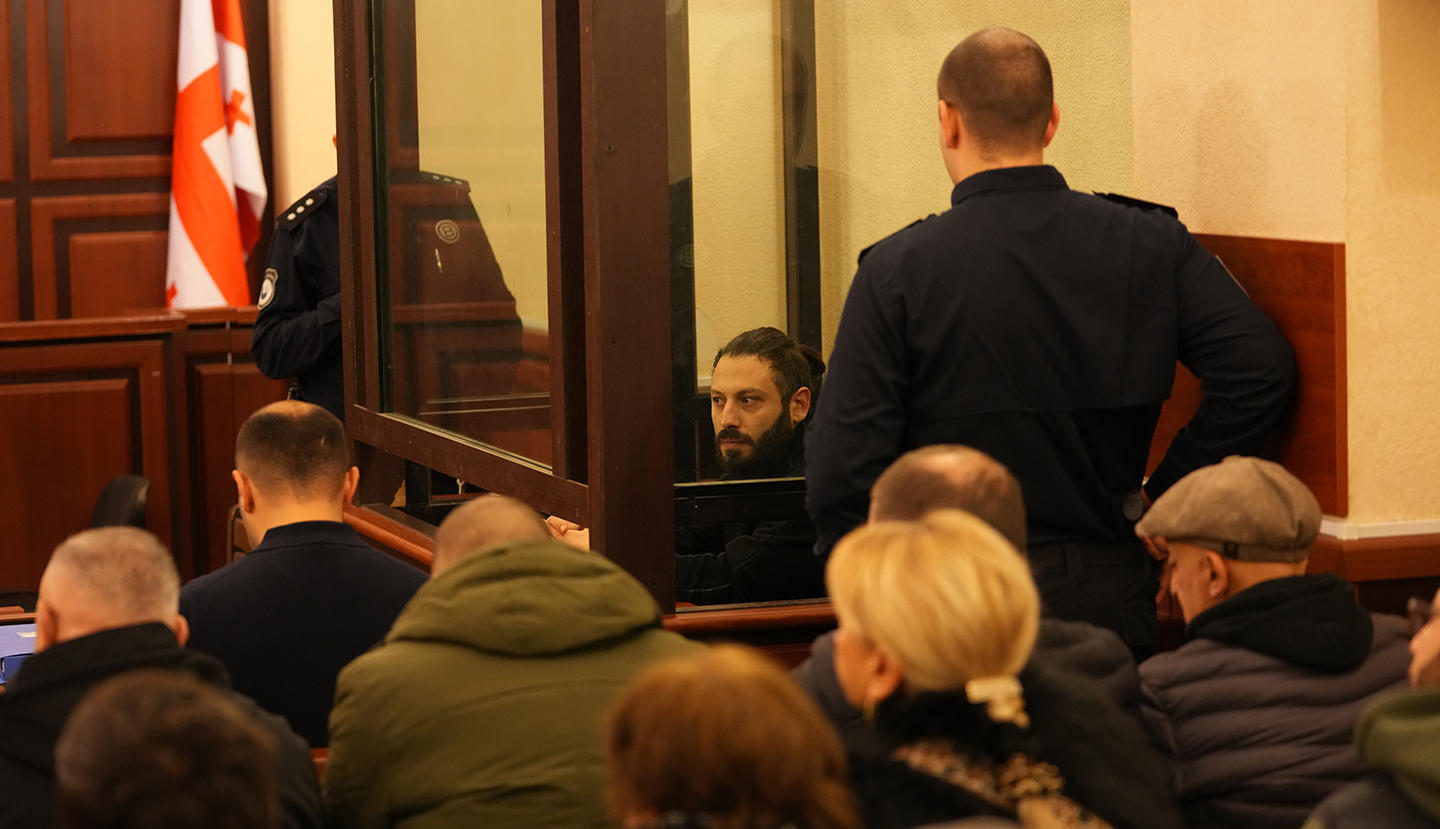 თბილისის საქალაქო სასამართლოში, სადაც პოლიციელზე თავდასხმაში ბრალდებულ საბა სხვიტარიძის სასამართლო პროცესი უნდა გაიმართოს, ხმაურია - ოჯახი სხდომათა დარბაზის შეცვლას ითხოვს