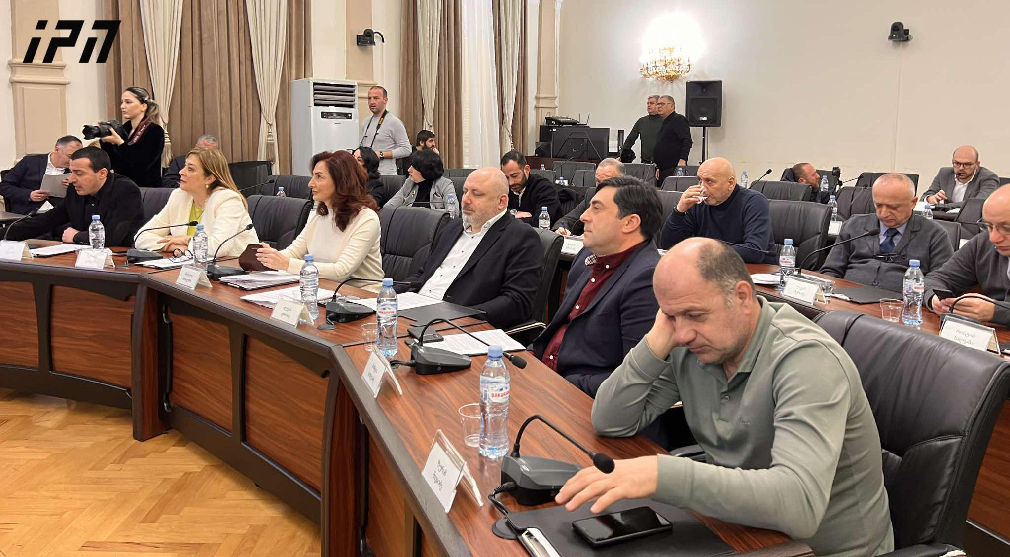 ბათუმის საკრებულოს სხდომა ხმაურით დაიწყო