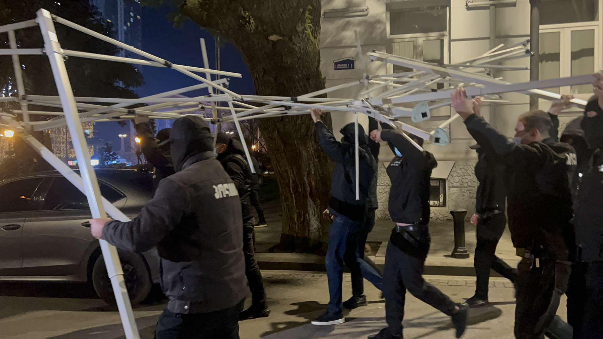 აჭარის მთავრობის სახლთან აქციის მონაწილეების მიერ დადგმული კარავი პოლიციამ დაშალა - ადგილზე კვლავ ხმაურია