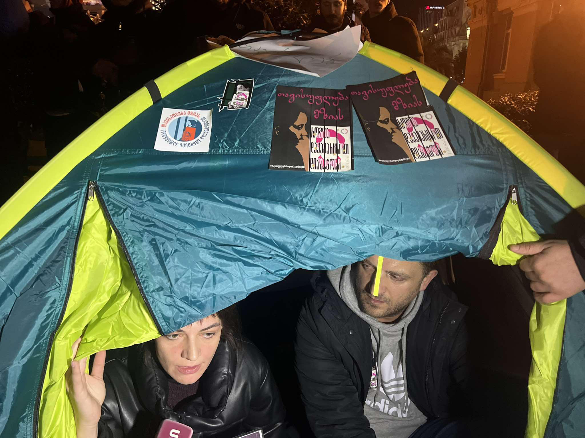 აჭარის მთავრობის სახლთან საპროტესტო აქციის მონაწილეებმა კიდევ ორი კარავი გაშალეს