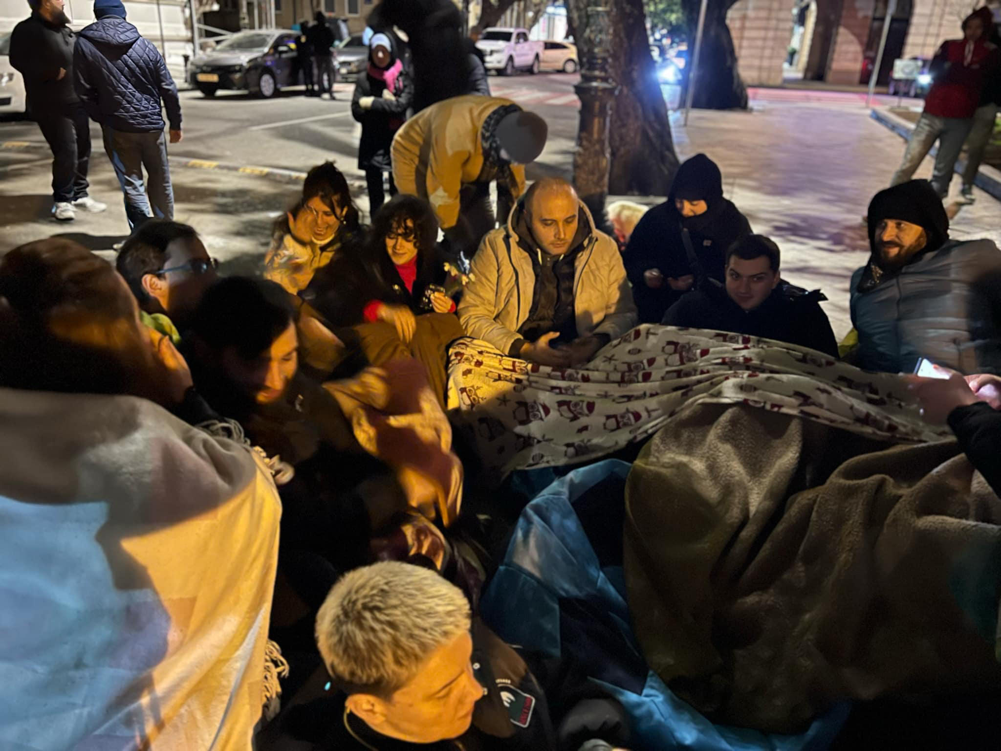 აქციის მონაწილეებმა ღამე აჭარის მთავრობის სახლთან გაათენეს