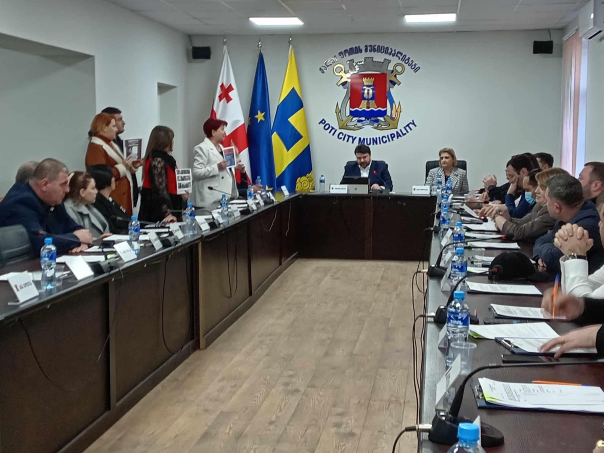 ფოთის საკრებულოს სხდომაზე ხმაური იყო - აქციებზე დაკავებულთა ბანერების გამოფენას უმრავლესობის დეპუტატების უკმაყოფილება მოჰყვა