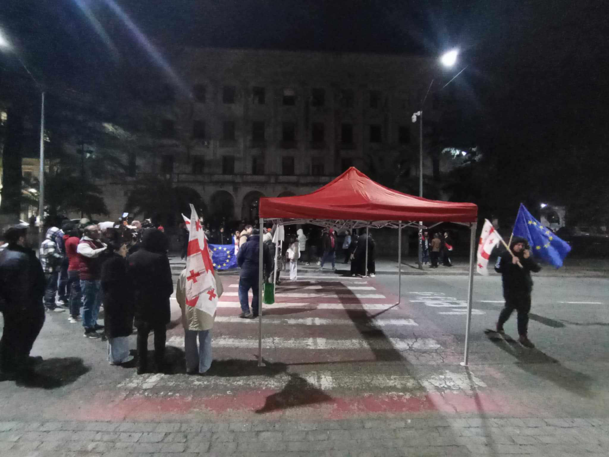ქუთაისში აქცია-პერფორმანსი სახელწოდებით - „გააწანი სილა რეჟიმს” მიმდინარეობს - აქციის მონაწილეებმა მერიასთან კარავი გაშალეს