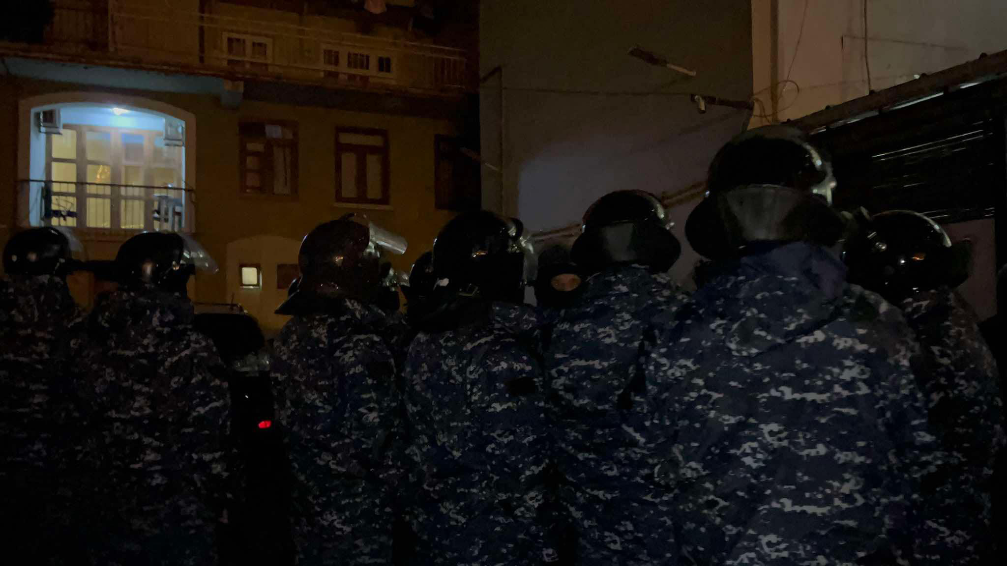 აჭარის მთავრობის სახლის უკანა შესასვლელთან დამატებითი საპოლიციო ძალები გამოჩნდნენ