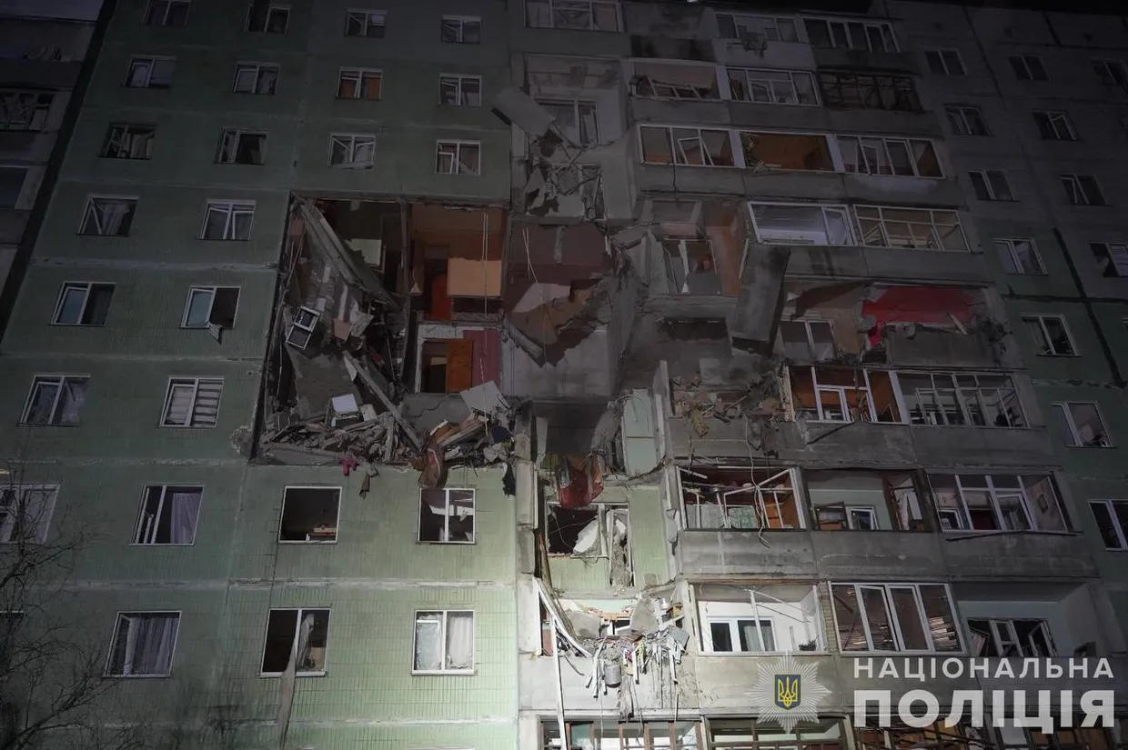В Сумах, в результате прилета российского дрона в жилой корпус, пострадало 7 человек, среди них 1 ребенок