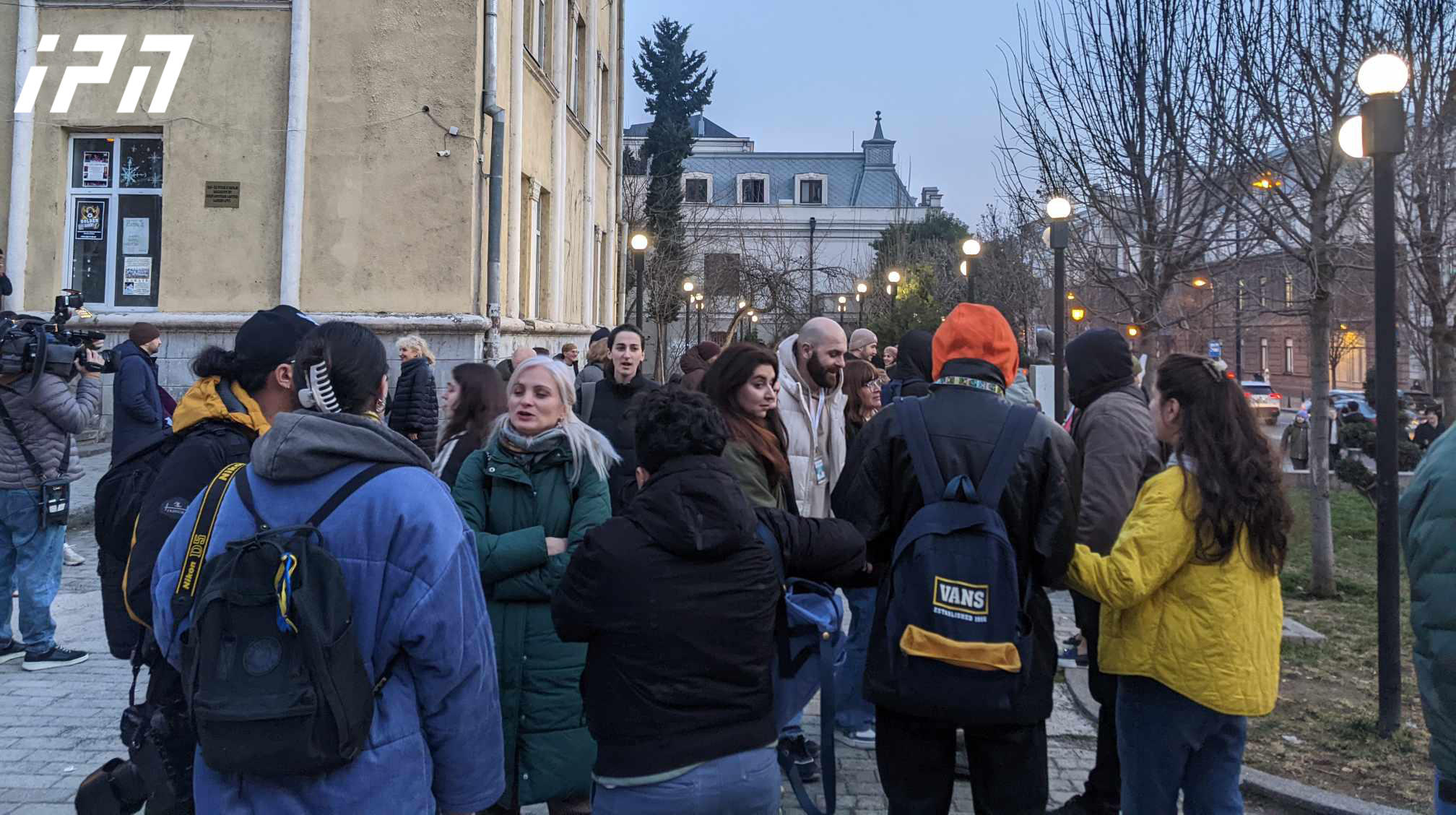 ჟურნალისტური ეთიკის ქარტიის ოფისთან მზია ამაღლობელის მხარდამჭერი აქცია მიმდინარეობს