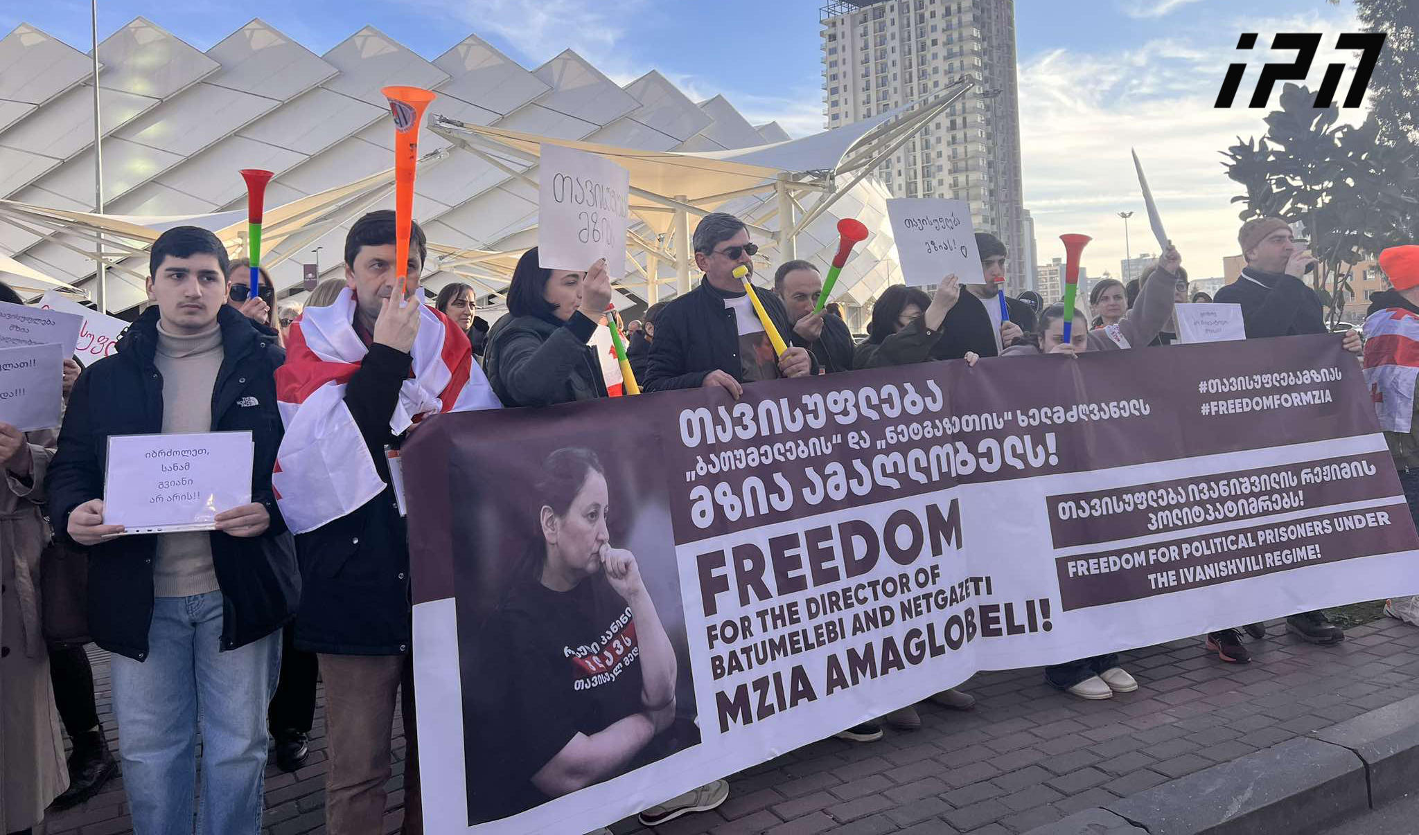 ბათუმში, აქციებზე დაკავებული პირების სოლიდარობის მარში მიმდინარეობს