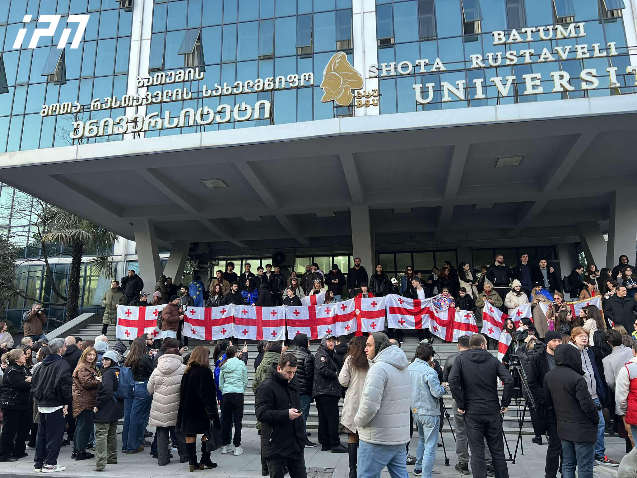 „არა რუსულ რეჟიმს“ - ამ ლოზუნგით ბათუმის სახელმწიფო უნივერსიტეტთან საპროტესტო აქცია მიმდინარეობს