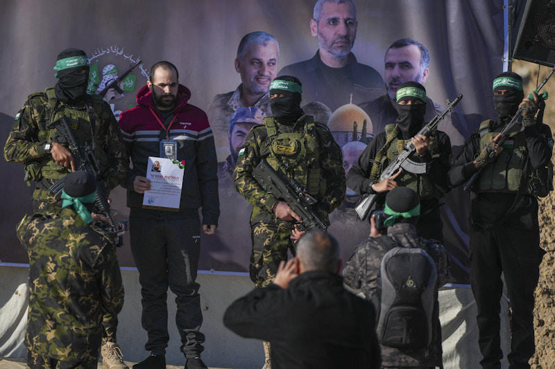 BBC - „ჰამასმა“ სამი ისრაელელი მძევალი გაათავისუფლა