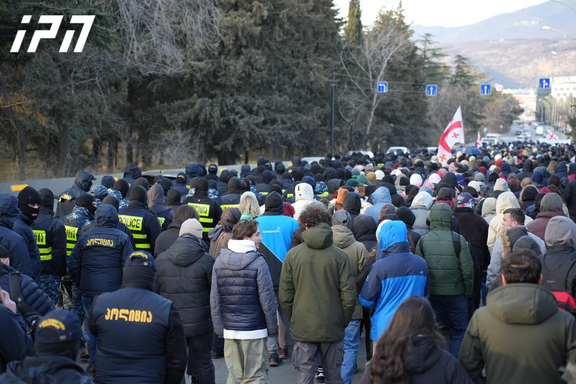 „თავისუფალი უნივერსიტეტის“ ტერიტორიიდან სტუდენტების საპროტესტო მსვლელობა დაიწყო - პოლიციამ მოუწოდა, არ დაბლოკონ გზის სავალი ნაწილი