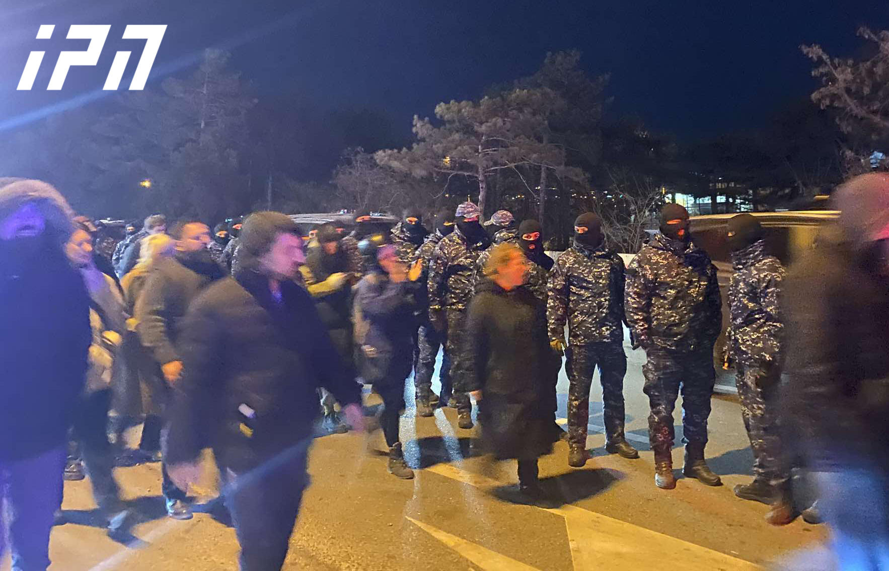 აქციის მონაწილეები მსვლელობით თბილისის საქალაქო სასამართლოს მიმართულებით გადაადგილდებიან