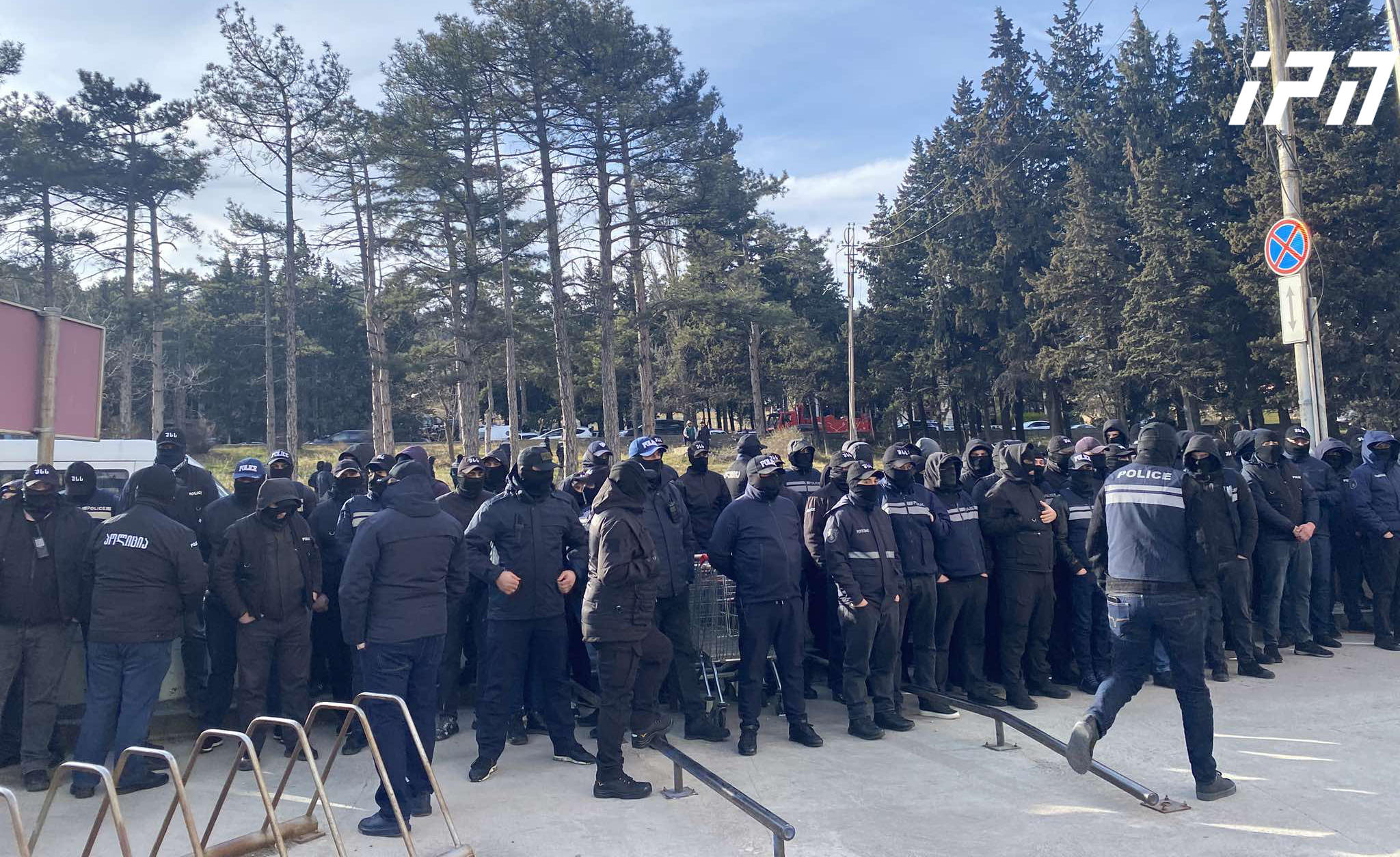 შსს - თითოეულ ლოკაციაზე შესაბამისი დანაყოფების წარმომადგენლები არიან მობილიზებულნი - მოვუწოდებთ აქციის ორგანიზატორებს და მონაწილეებს, პროტესტი გამოხატონ კანონით დადგენილ ფარგლებში