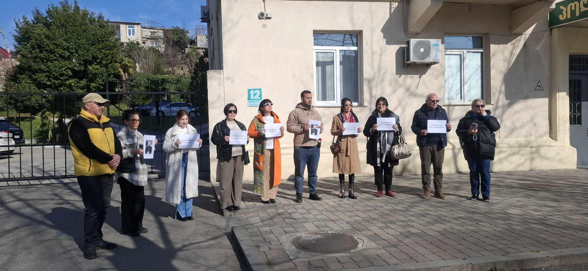 ქუთაისში ჟურნალისტებმა დაკავებულ მირიან ბერულავას სოლიდარობა გამოუცხადეს