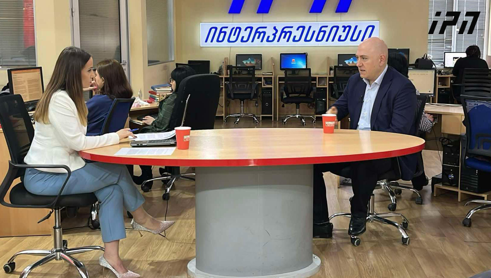 დიმიტრი ცქიტიშვილი - „ხარება“ ანგარიშს ასწორებს, როგორც დაბალი დონის ხულიგანი, გაბრაზებული ქუჩის ბიჭი, დავალებებს აძლევს: ეს მომიყვანეთ, გალახავს - გაუშვებს - ღირსების ოდენი რომ არაფერს ნიშნავს, მისი უღირსობა გვაჩვენებს