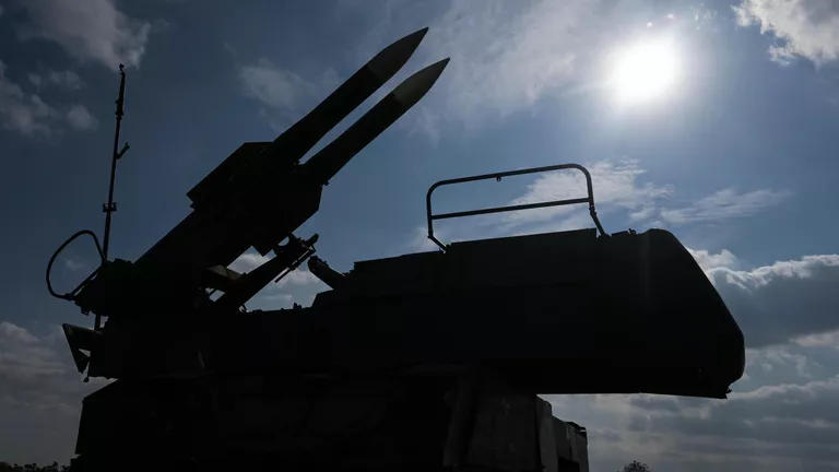 რუსული მხარის ინფორმაციით, ექვს რეგიონში უკრაინის 70 დრონი გაანადგურეს, აეროპორტში შეზღუდვები დაწესდა