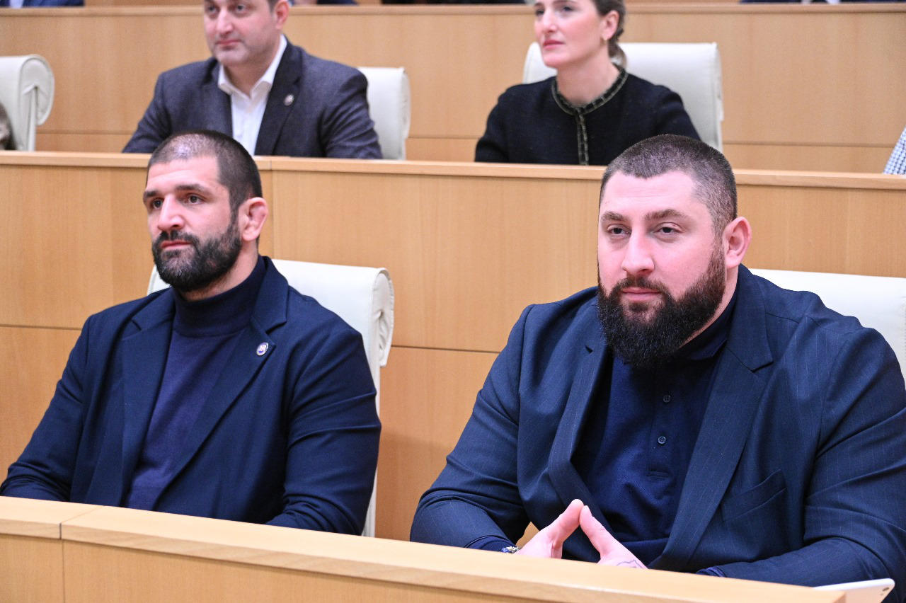 გენო პეტრიაშვილი აქციის მონაწილეების შეძახილებზე - რაც დღეს საზოგადოებამ ნახა, არის ფაშიზმის კიდევ ერთი მაგალითი! ყოველგვარ ზღვარს გასცდა თქვენი უღირსი საქციელი!