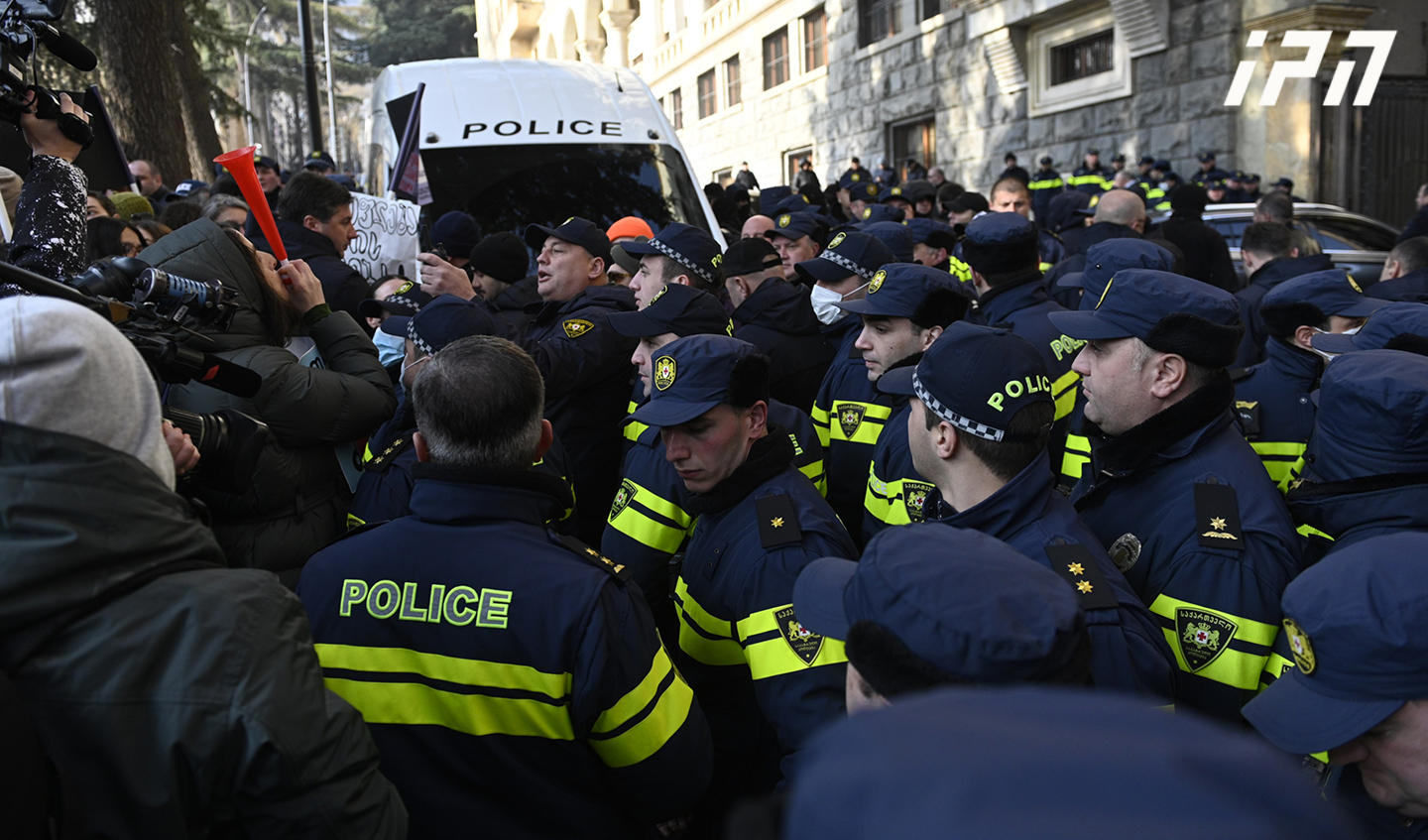 პარლამენტთან პოლიციელებსა და აქციის მონაწილეებს შორის დაპირისპირება იყო - სამართალდამცავებმა ტერიტორიიდან ორი პირი გაიყვანეს
