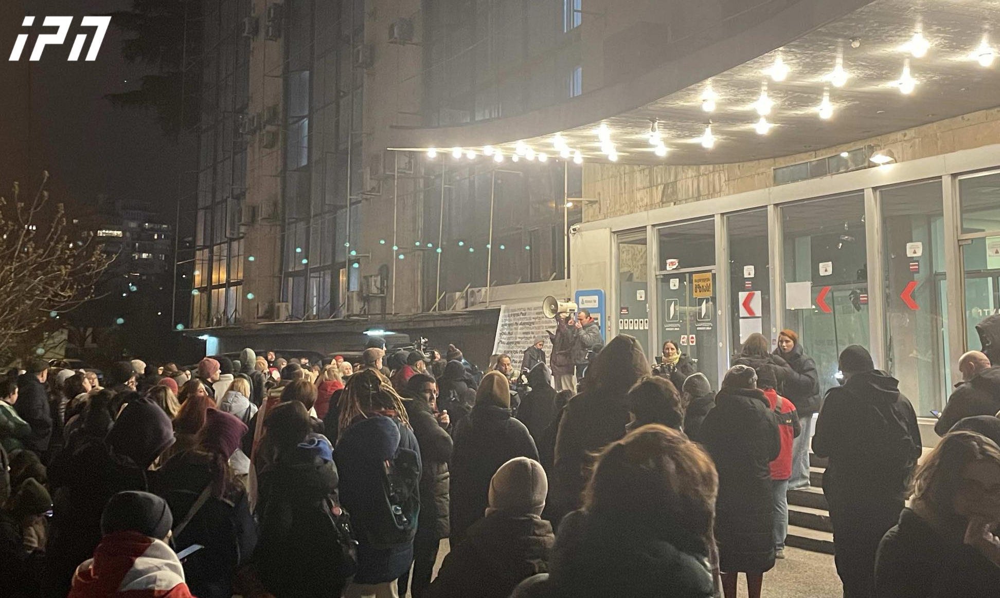 მოძრაობა “საზოგადოებრივი მაუწყებელი ხალხს” -  „საზოგადოებრივი მაუწყებელი“ შეუნიღბავად დგას პარტიული ნარატივის ტირაჟირების სამსახურში - ჩვენი მოთხოვნაა - გადადგეს არხის ხელმძღვანელობა და დაეთმოს ეთერი ხალხს