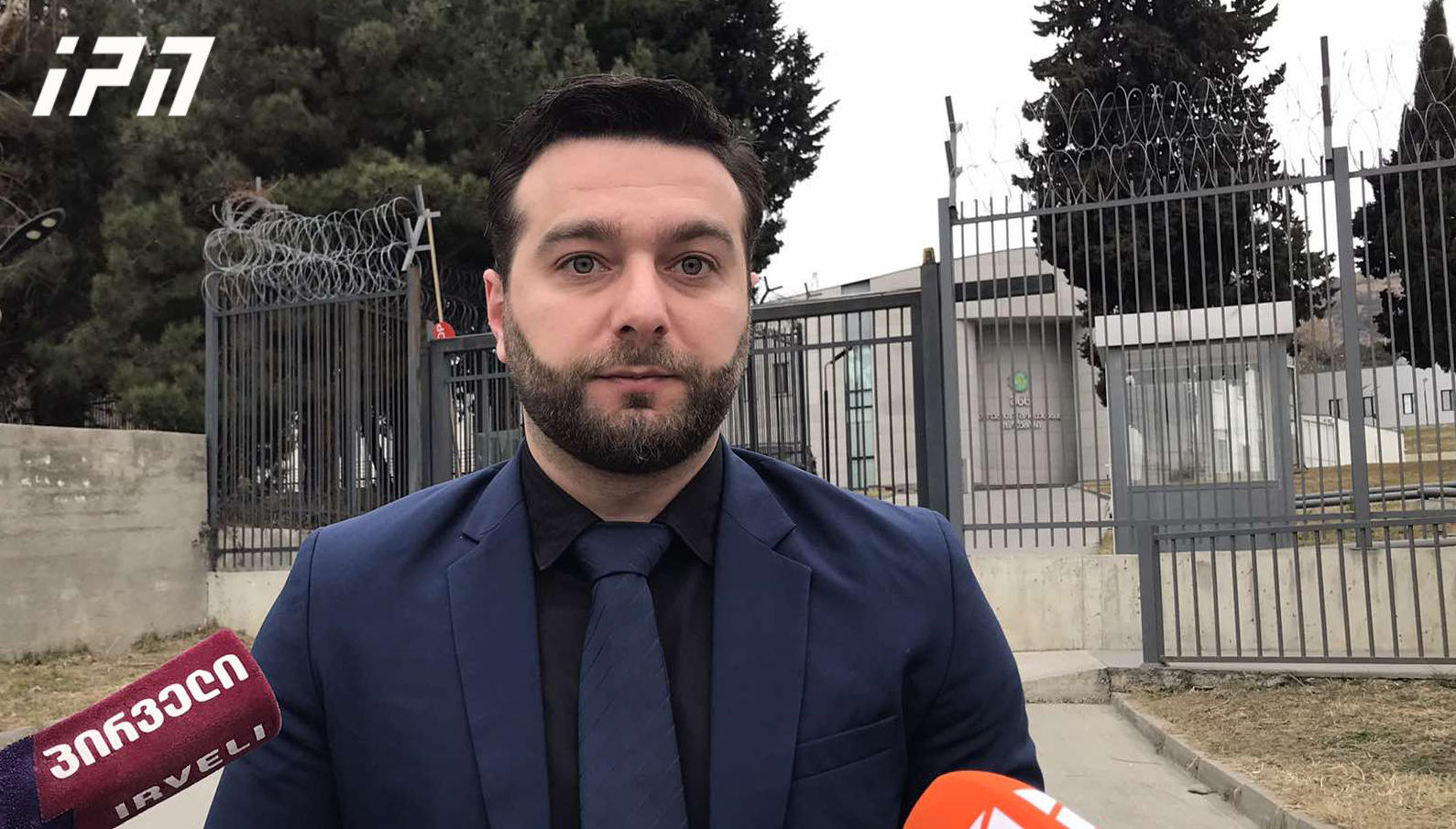 ადვოკატი - მოპოვებული გვაქვს ვიდეომტკიცებულებები, სადაც ჩანს, თუ როგორ გამოჰყავთ პოლიციელებს დიმიტრი ბიძინაშვილი გზის არასავალი ნაწილიდან და იძულებით აგდებენ სავალი ნაწილისკენ იმისთვის, რომ შუა გზაზე იდგეს