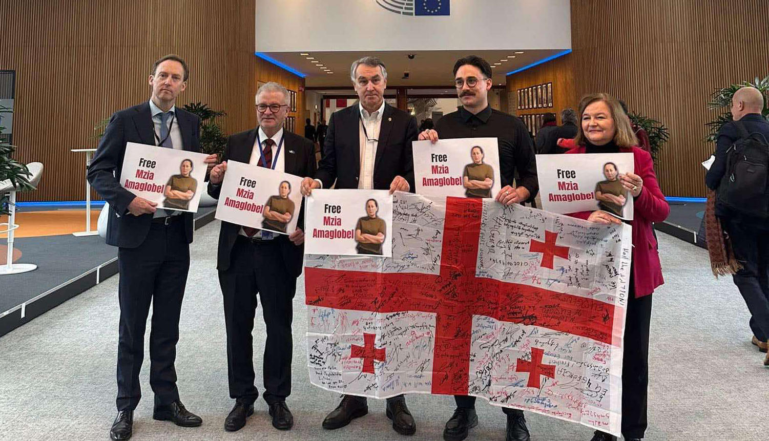 „თავისუფლება მზია ამაღლობელს!“ - ამ ლოზუნგით ევროპარლამენტის წევრებმა ევროპარლამენტში აქცია გამართეს