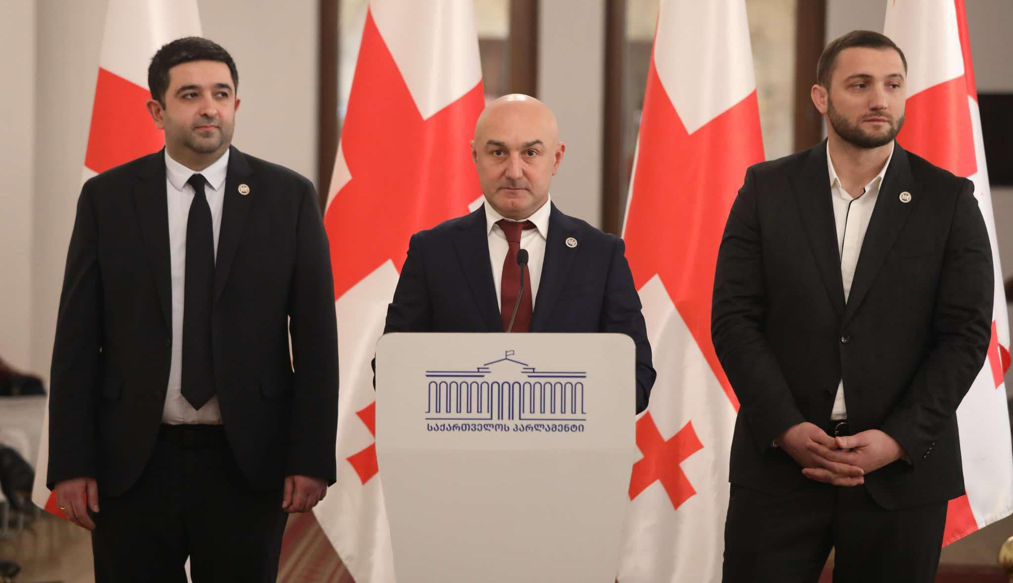 „ქართული ოცნების“ დეპუტატები - ილია ინჯია, ვარლამ ლიპარტელიანი და ნიკა ელისაშვილი საპარლამენტო უმრავლესობას ტოვებენ და პარლამენტში ოპოზიციის სტატუსით გააგრძელებენ მუშაობას