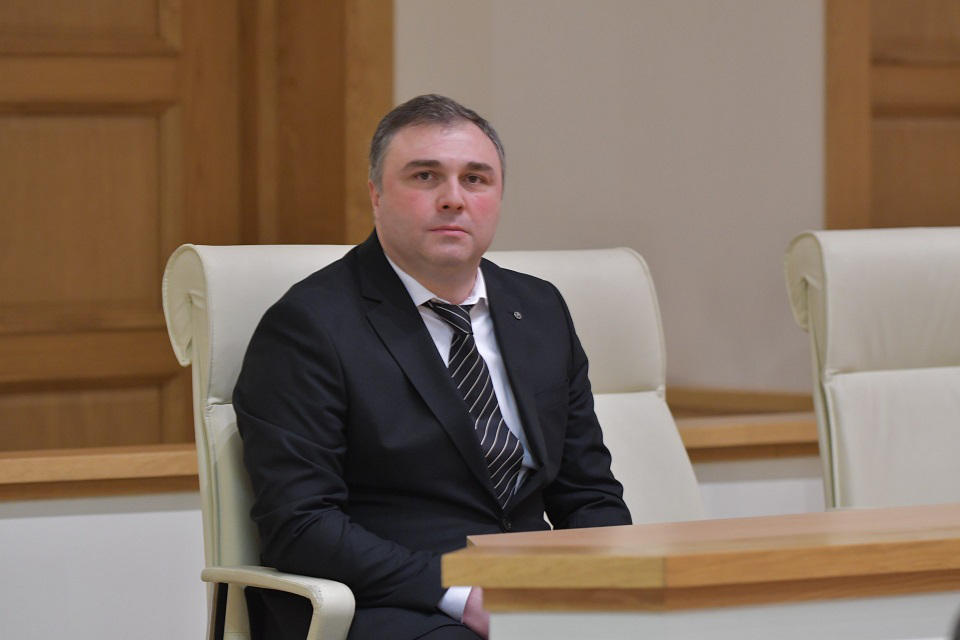 „ქართულ ოცნებას“ პარლამენტში ახალი წევრი ჰყავს - ირაკლი ბერაიას ადგილმონაცვლედ გრიგოლ აბესაძის უფლებამოსილება ცნეს