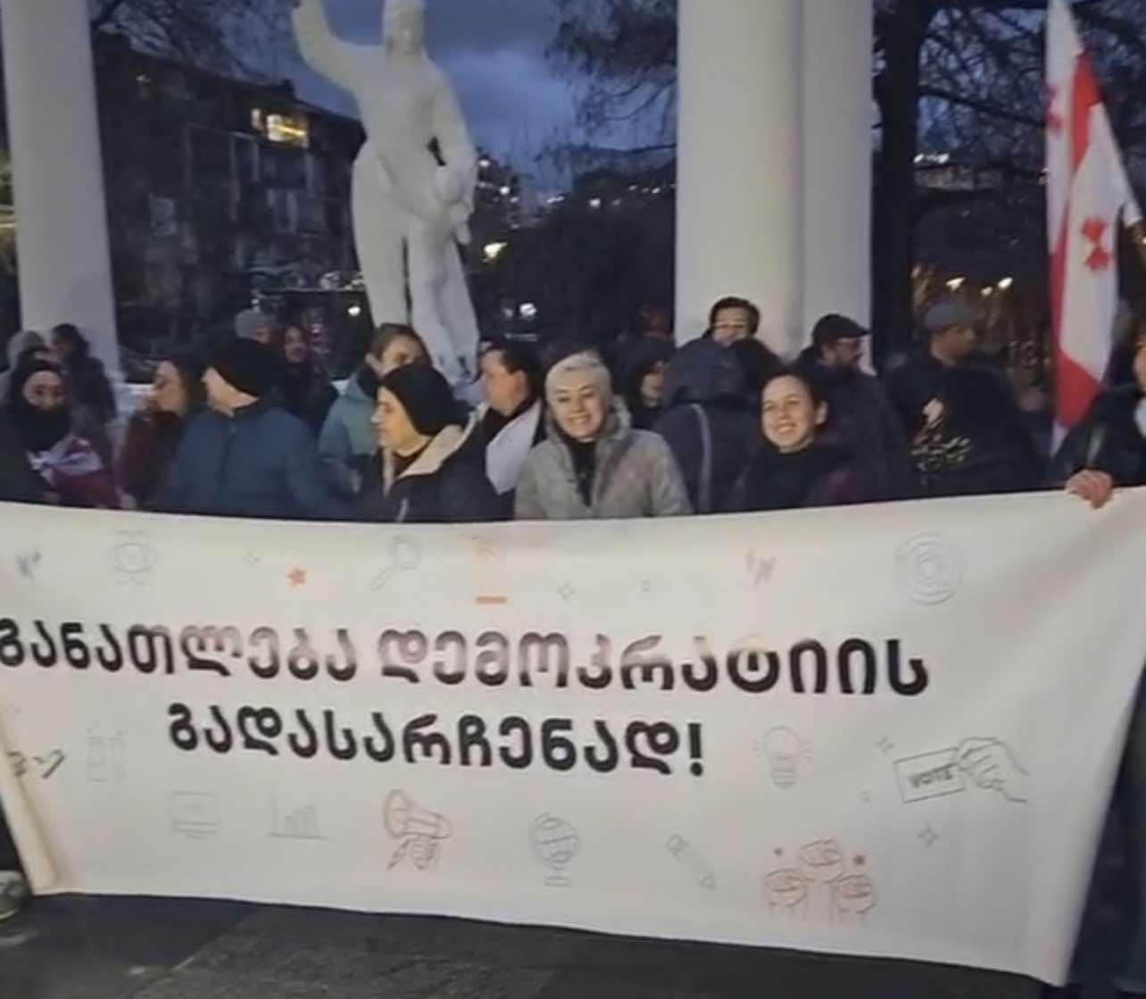 ბათუმის ცენტრალურ პარკში საპროტესტო აქცია მიმდინარეობს - ისმის შეძახილები: “თავისუფლება უკანონო პატიმრებს”