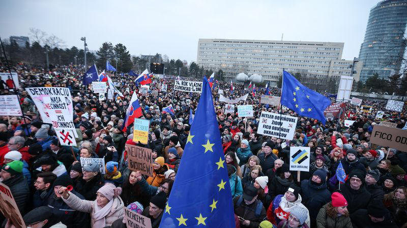სლოვაკეთის 50-ზე მეტ ქალაქში საპროტესტო აქციები - "სლოვაკეთი ევროპაა" მიმდინარეობს - მომიტინგეები რობერტ ფიცოს გადადგომას მოითხოვენ