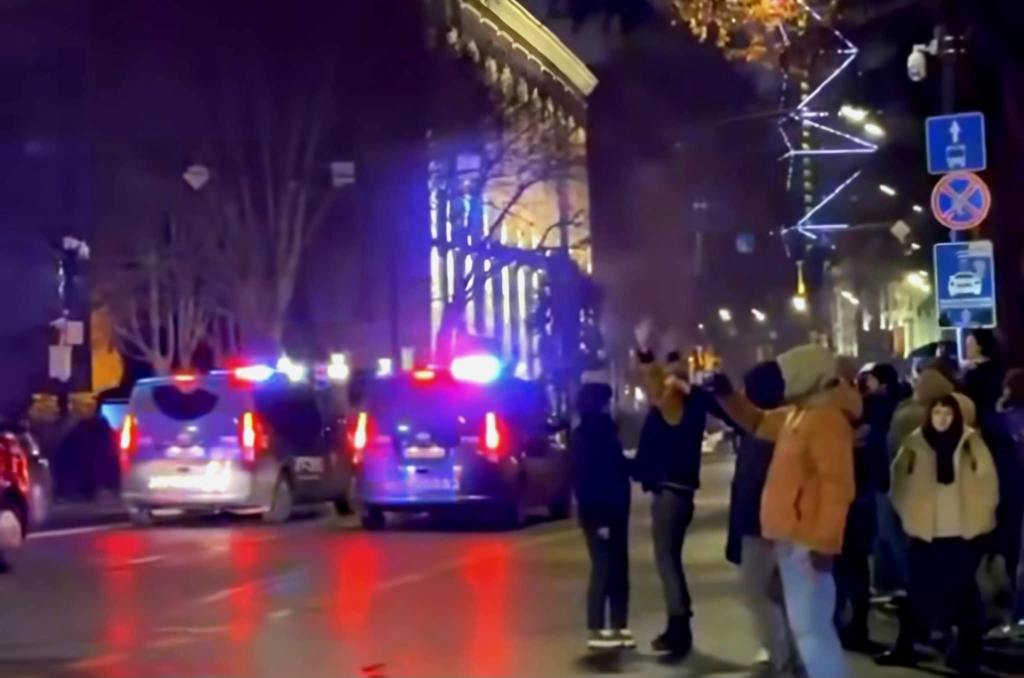 პარლამენტთან, რუსთაველის გამზირის საავტომობილო გზის ნაწილი, სადაც აქციის მონაწილეები იყვნენ შეკრებილები, საპოლიციო ძალებმა დაიკავეს