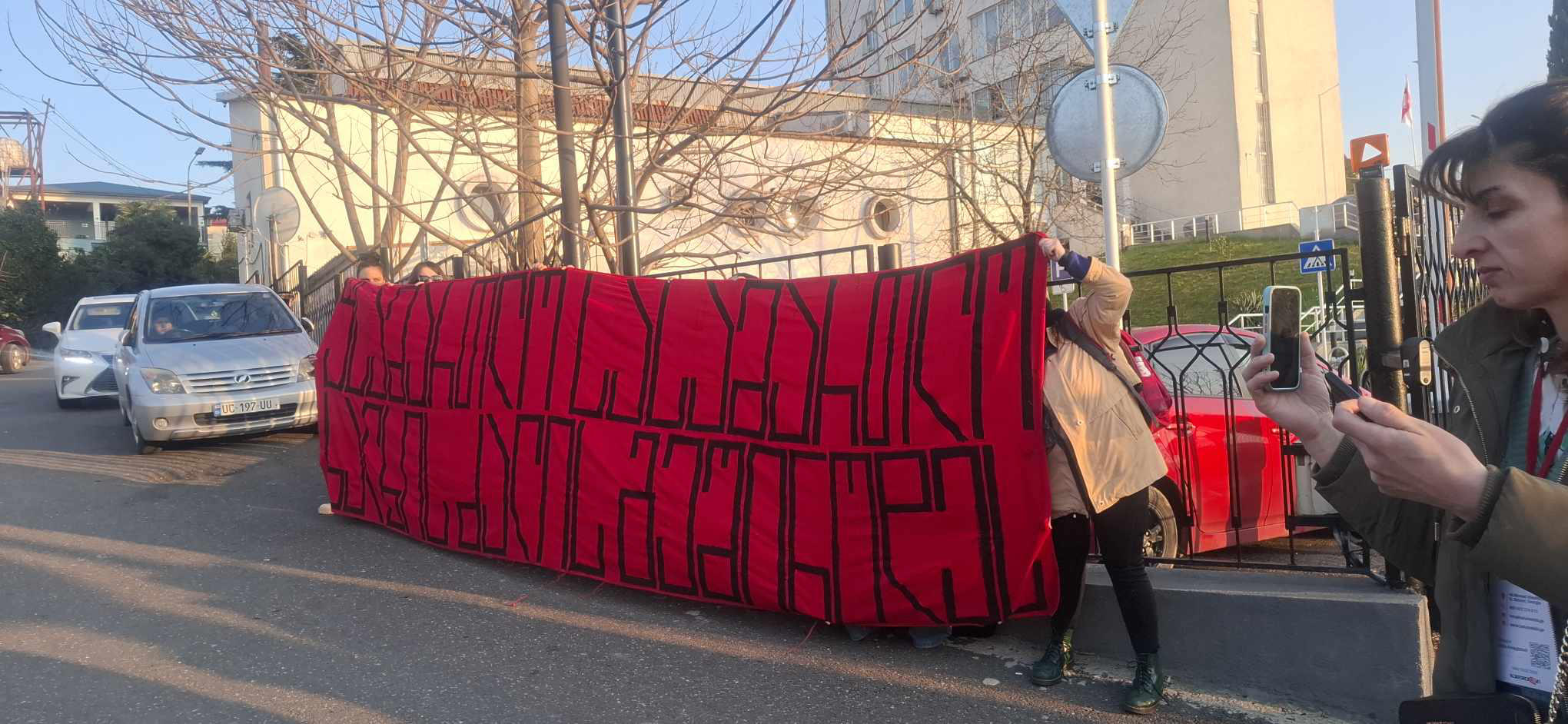 ქუთაისის საქალაქო სასამართლოსთან ბანერი წარწერით - "უსამართლო სასამართლო ხალხის ძალის გეშინოდეს" გაშალეს