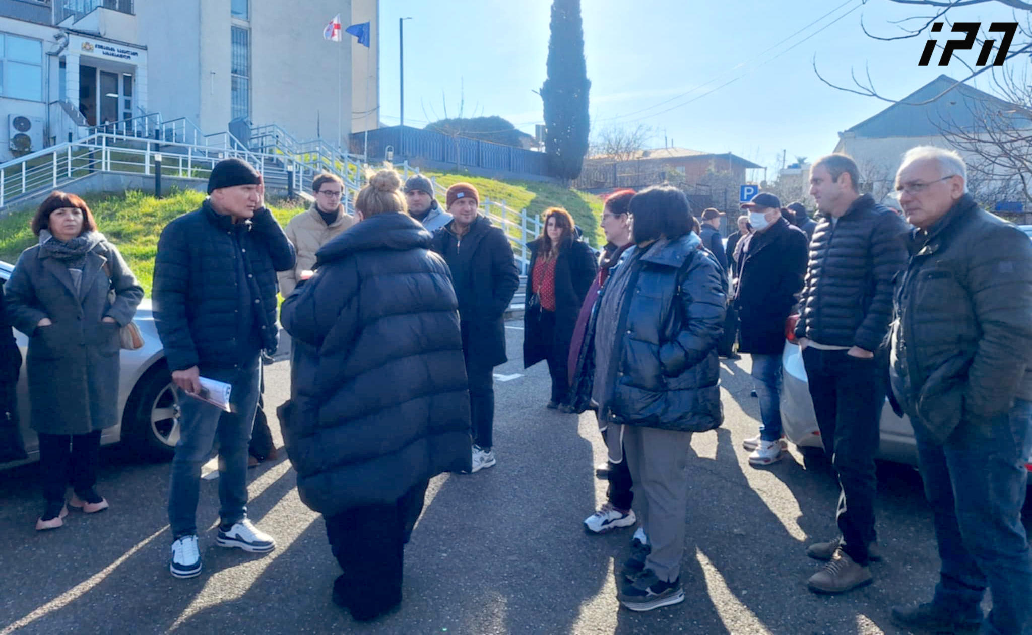 ქუთაისის საქალაქო სასამართლოში ჟურნალისტებისა და სხვადასხვა პროფესიის წარმომადგენლების სასამართლო პროცესი გაიმართება - პროცესის პარალელურად, სასამართლოს შენობასთან მედიის წარმომადგენლები შეიკრიბებიან