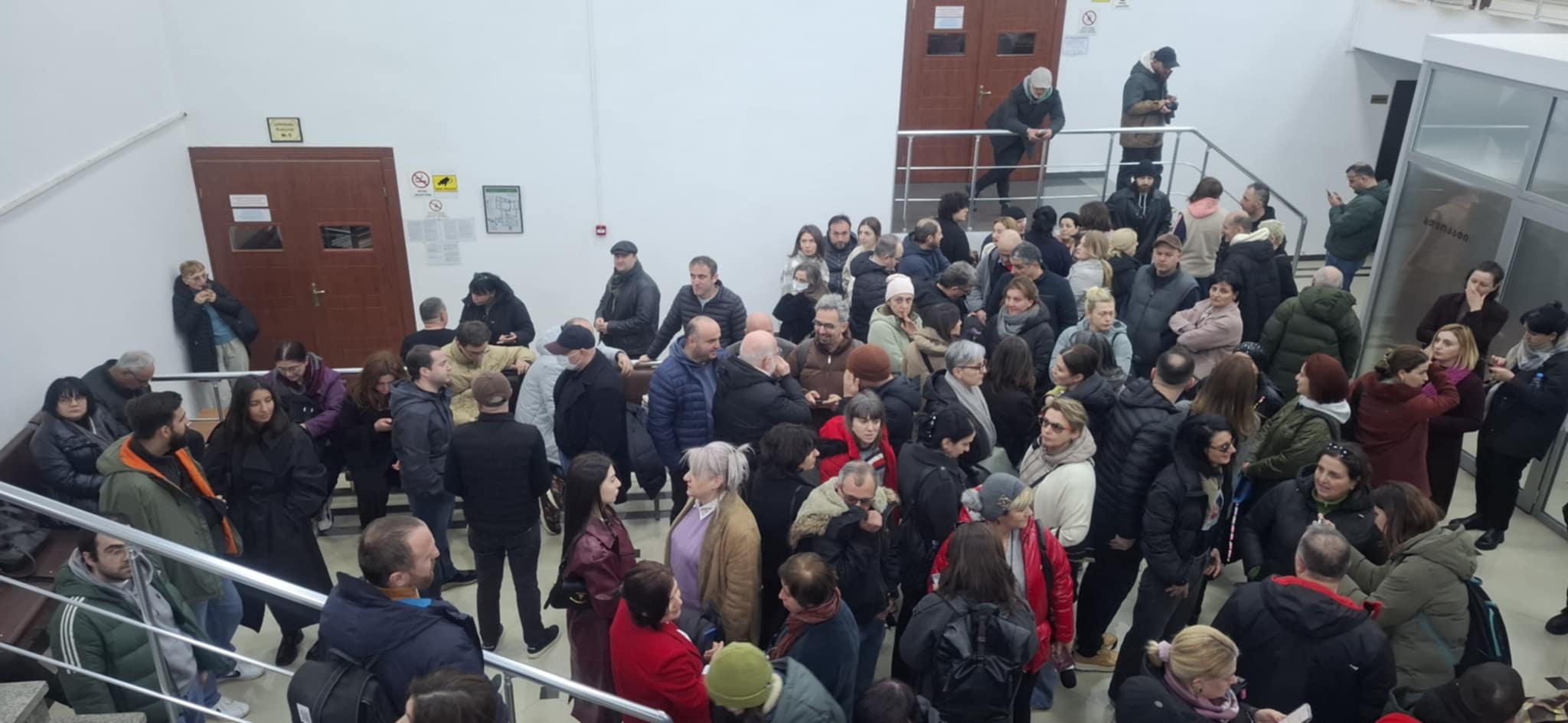 „თავისუფლება მზიას“, „ცეცხლი ოლიგარქიას“ - ამ შინაარსის მოწოდებები ისმის ქუთაისის საქალაქო სასამართლოში