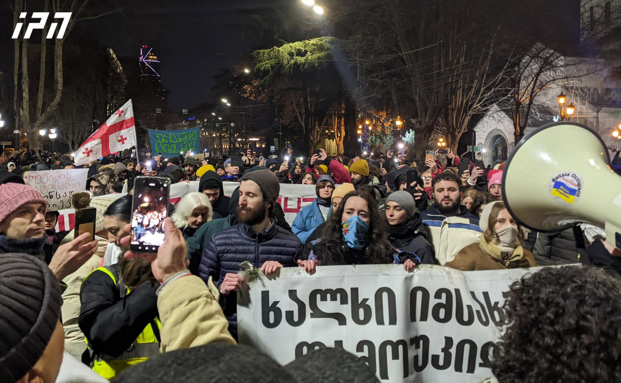 საზოგადოებრივ მაუწყებელთან შეკრებილმა აქციის მონაწილეებმა პარლამენტთან გადაინაცვლეს