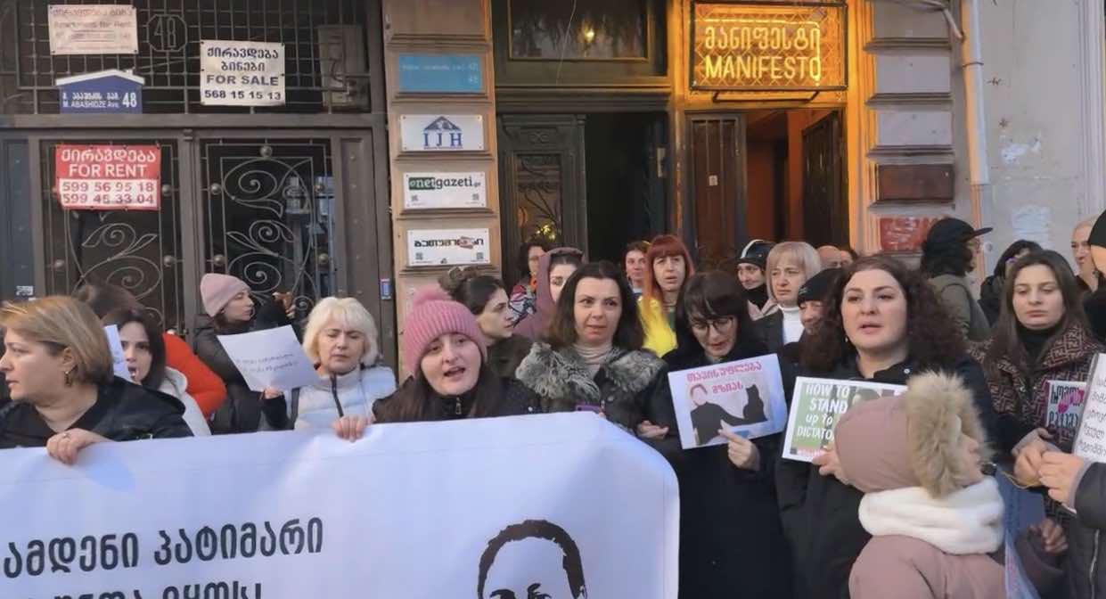 გამოცემა “ბათუმელების” ოფისთან ქალებმა მზია ამაღლობელის სოლიდარობის აქცია გამართეს