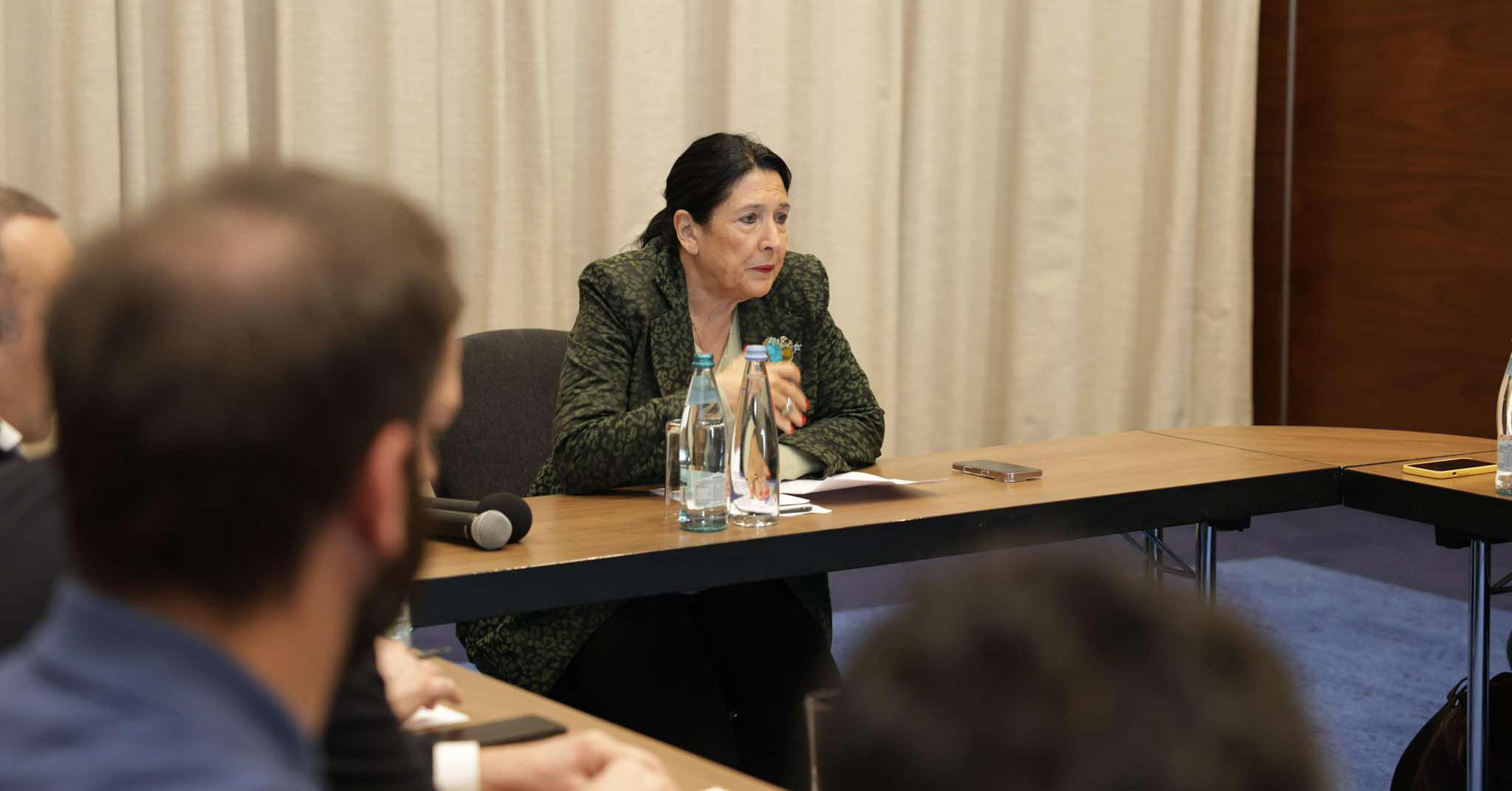 სალომე ზურაბიშვილი ეკონომისტებთან და ფინანსისტებთან შეხვედრას მართავს