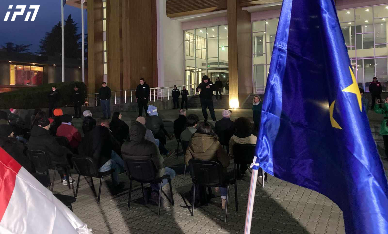 ზუგდიდში, სახელმწიფო რწმუნებულის ადმინისტრაციის შენობასთან აქცია-პერფორმანსი გაიმართა