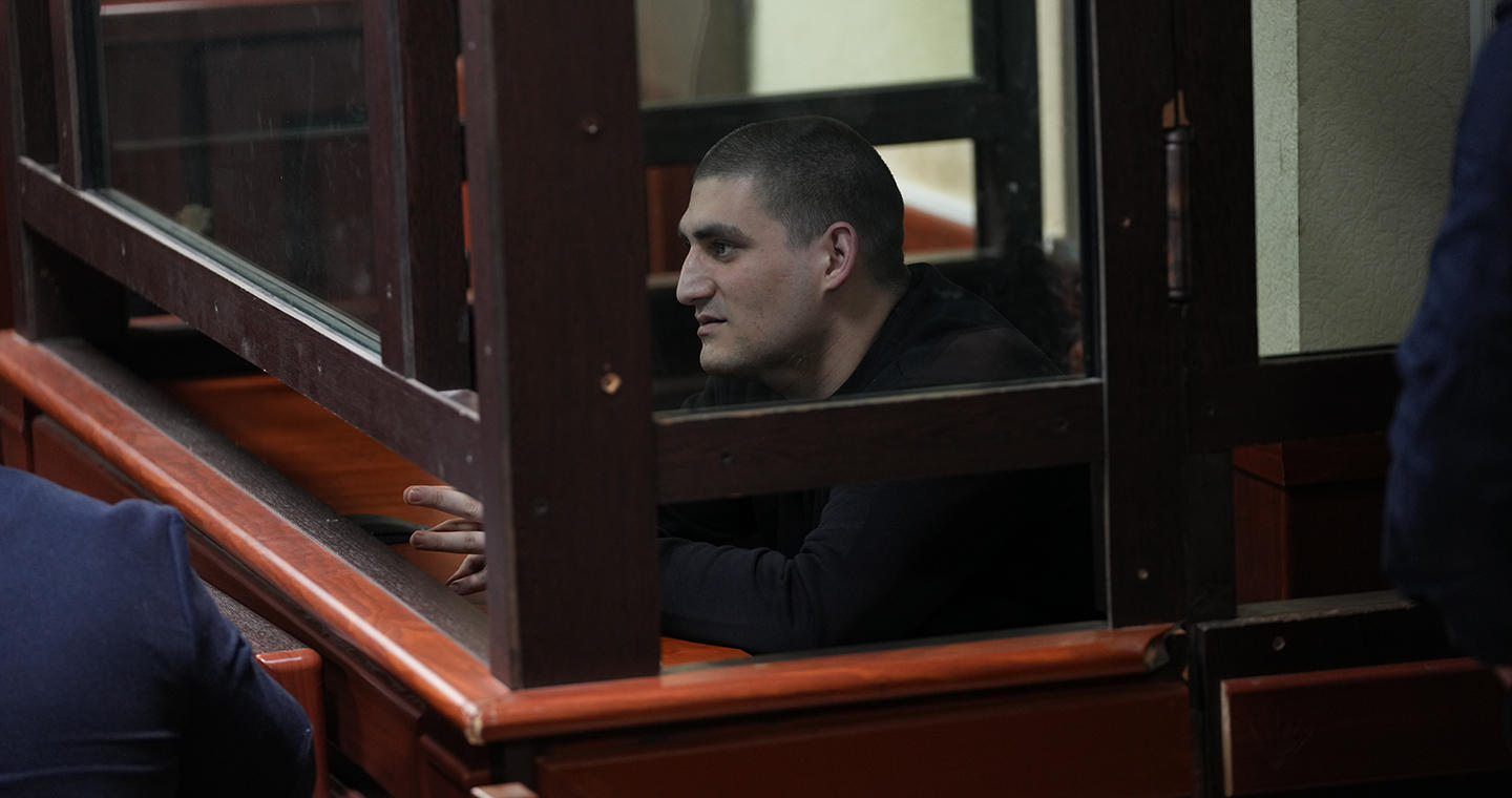 სასამართლოში სამედიცინო ფაკულტეტის სტუდენტის, პოლიციელზე თავდასხმაში ბრალდებულ 21 წლის გიორგი მინდაძის სასამართლო პროცესი მიმდინარეობს