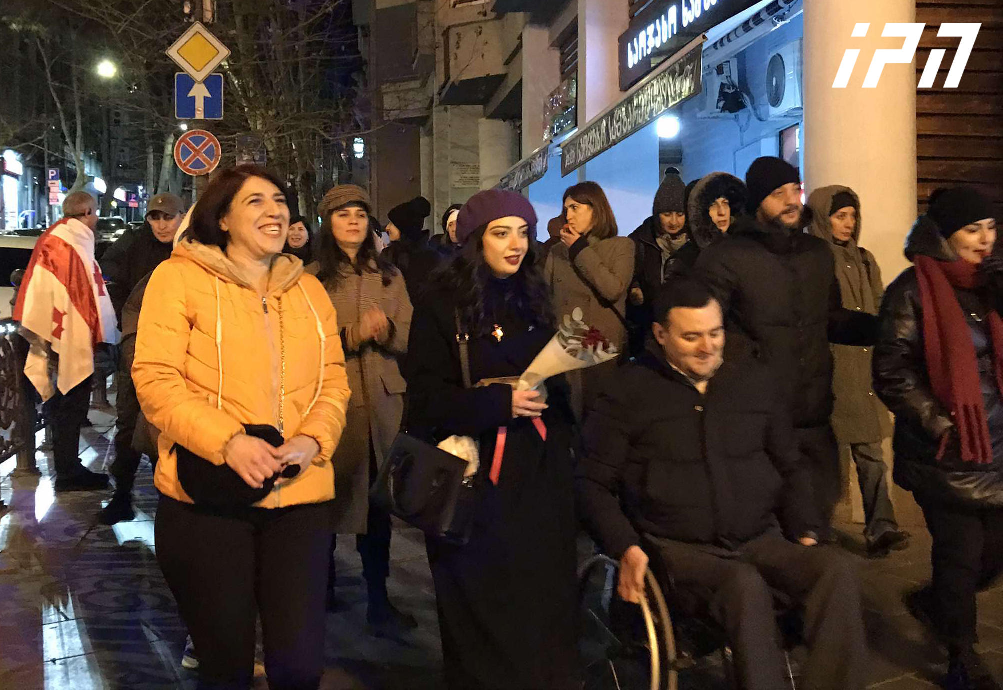 საჯარო მოხელეები, რომლებიც მთავრობის ადმინისტრაციასთან აქციას მართავდნენ, პარლამენტისკენ მსვლელობით მიდიან