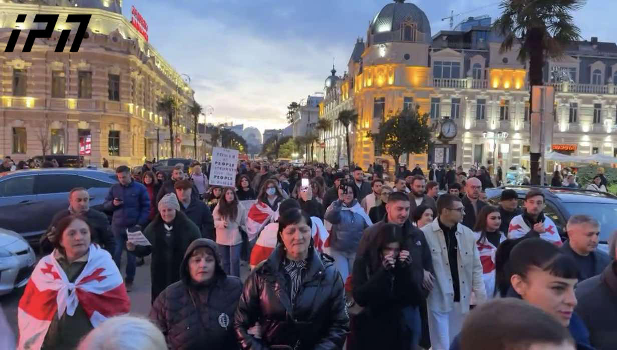 ბათუმში, საპროტესტო აქციის მონაწილეები მსვლელობას აწყობენ