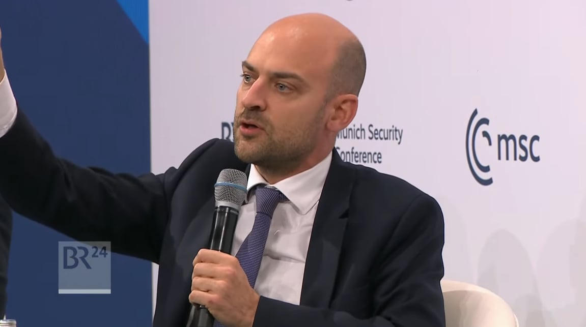 საფრანგეთის საგარეო საქმეთა მინისტრი - ქართველები ევროპულ დროშას აფრიალებენ, ევროპულ ჰიმნს მღერიან, ვინაიდან ხედავენ, რომ ევროპა დემოკრატიაა, ევროპა თავისუფლებაა და ევროპა სუპერძალაა, რომელსაც შეუძლია მათი დაცვა