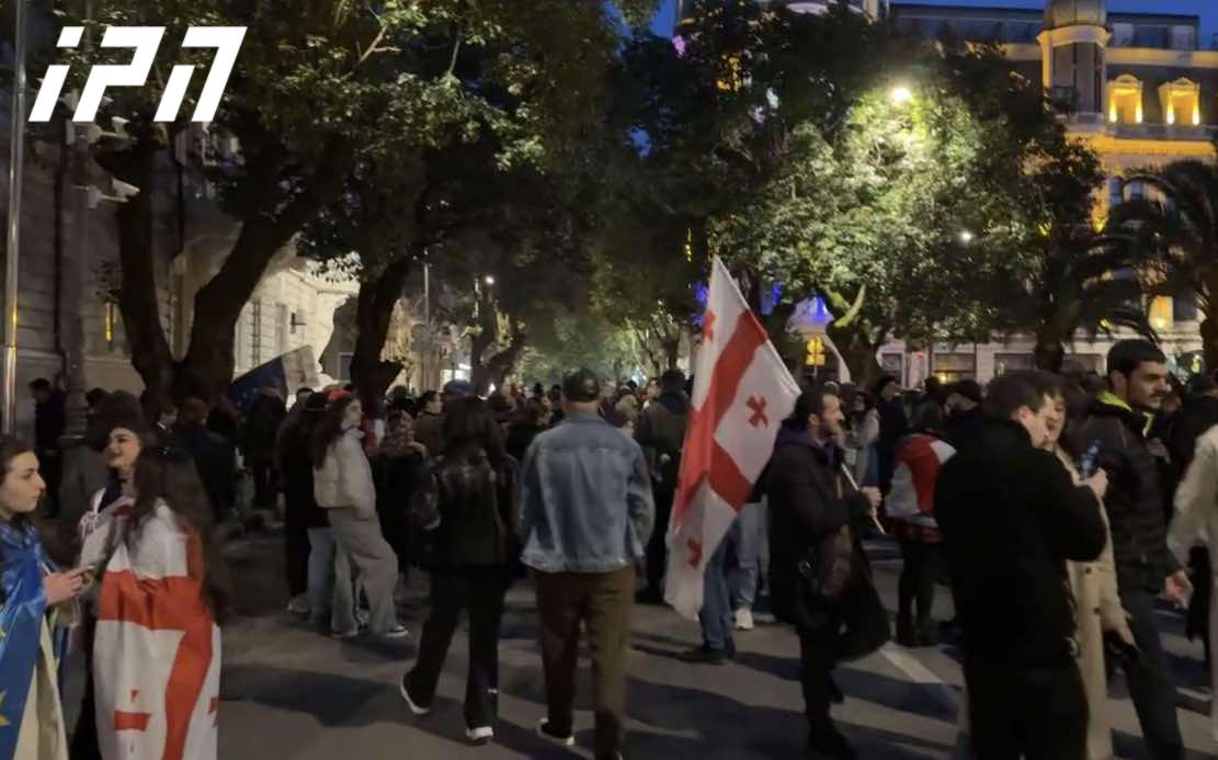 აჭარის მთავრობის სახლთან საპროტესტო აქციის მონაწილეები, მარშის შემდეგ დაბრუნდნენ და პროტესტს აგრძელებენ
