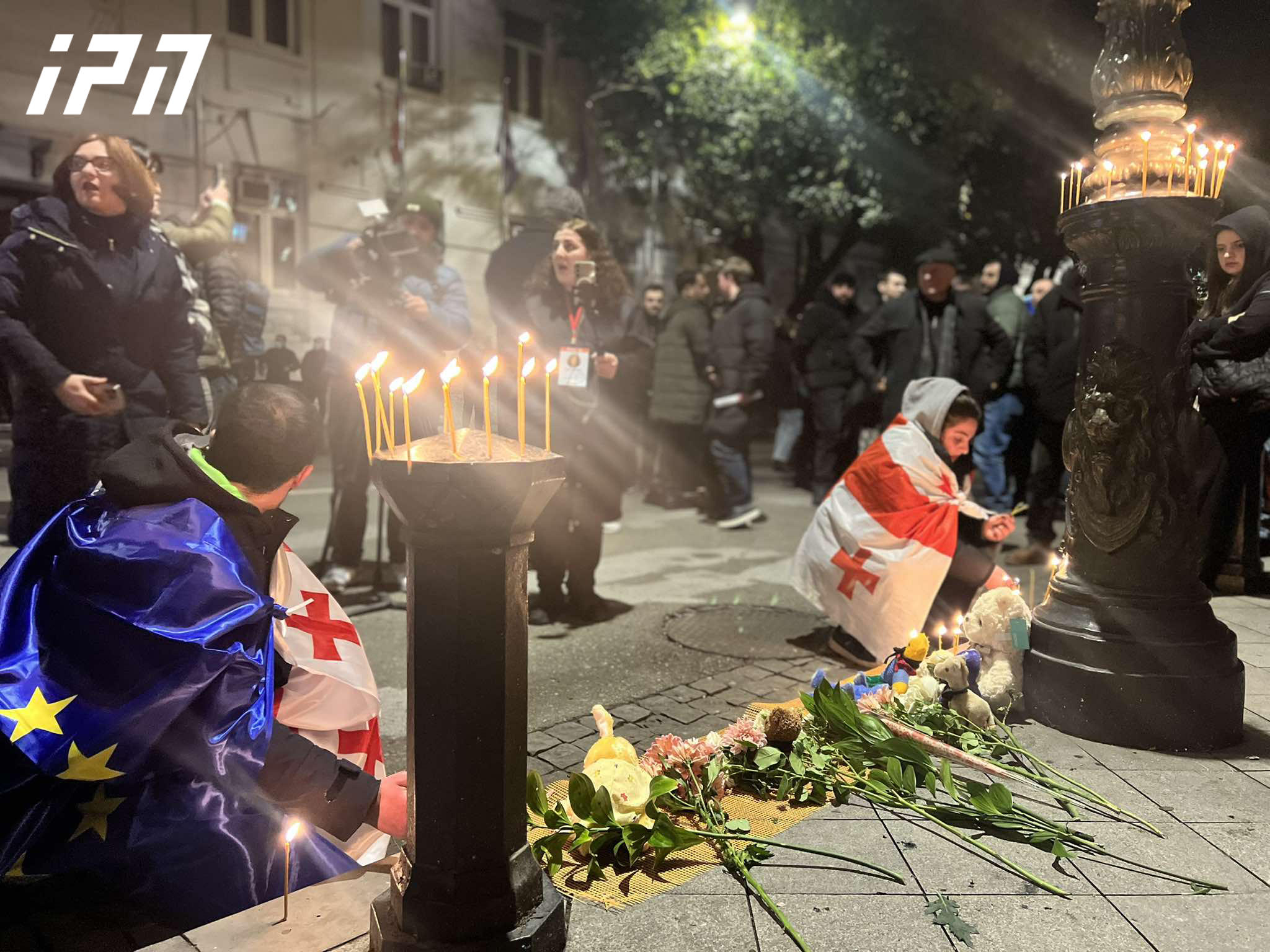 აჭარის მთავრობის სახლთან აქციის მონაწილეებს ყვავილები და სანთლები მიაქვთ