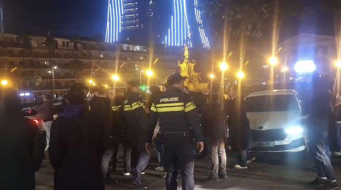 აჭარის მთავრობის სახლთან საპროტესტო აქციის მიმდინარეობისას ინციდენტი მოხდა -  პოლიციამ ადმინისტრაციული სამართალდარღვევის ფაქტზე ერთი პირი დააკავა