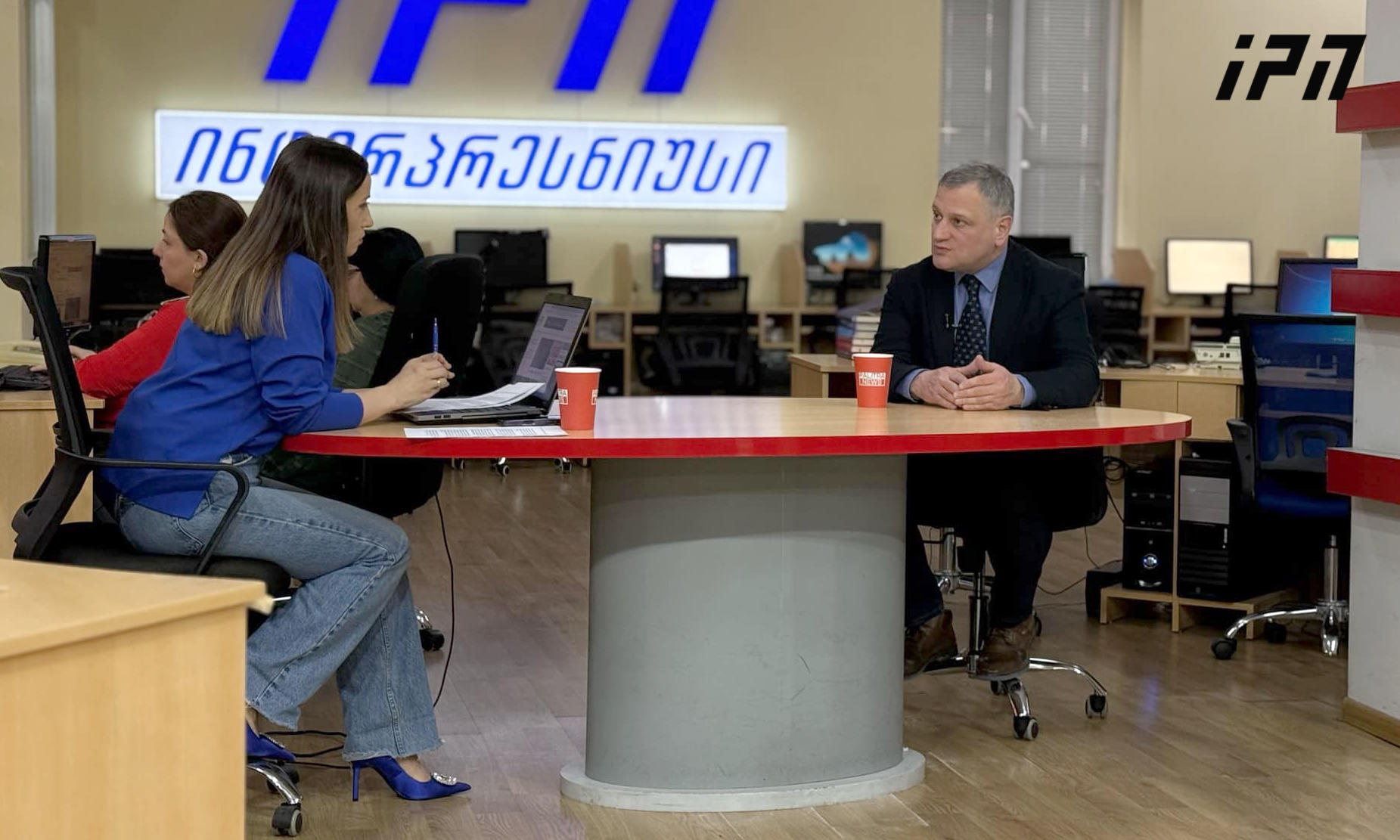 არმაზ ახვლედიანი - ჩემი ვარაუდით, ყველაფერი, რაც ხდება, მათ შორის კანონების მიღება, მეტყველებს იმაზე, რომ ივანიშვილი ემზადება დანიშნოს ახალი არჩევნები, რომელშიც ყველა მექანიზმის მობილიზებით, დაშინებით, ომის პროპაგანდით, კვლავ „გაიმარჯვებს“