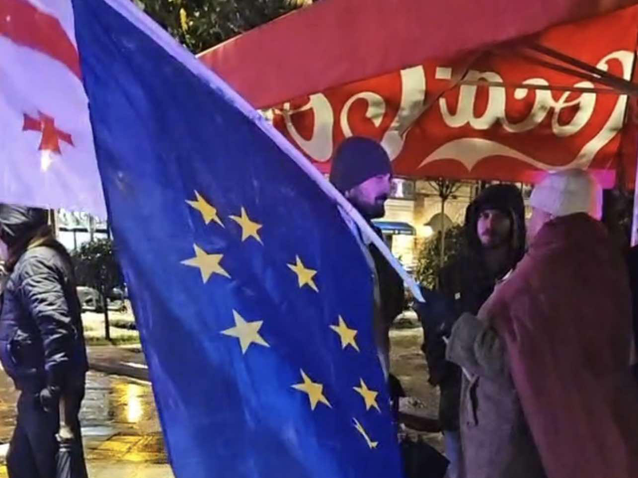 საკონსტიტუციო სასამართლოსთან მოქალაქეები ლოზუნგით - „თავისუფლება რეჟიმის ტყვეებს” შეიკრიბნენ