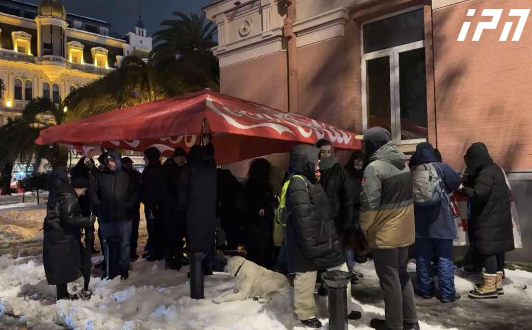 საქართველოს საკონსტიტუციო სასამართლოსთან საპროტესტო აქცია მიმდინარეობს