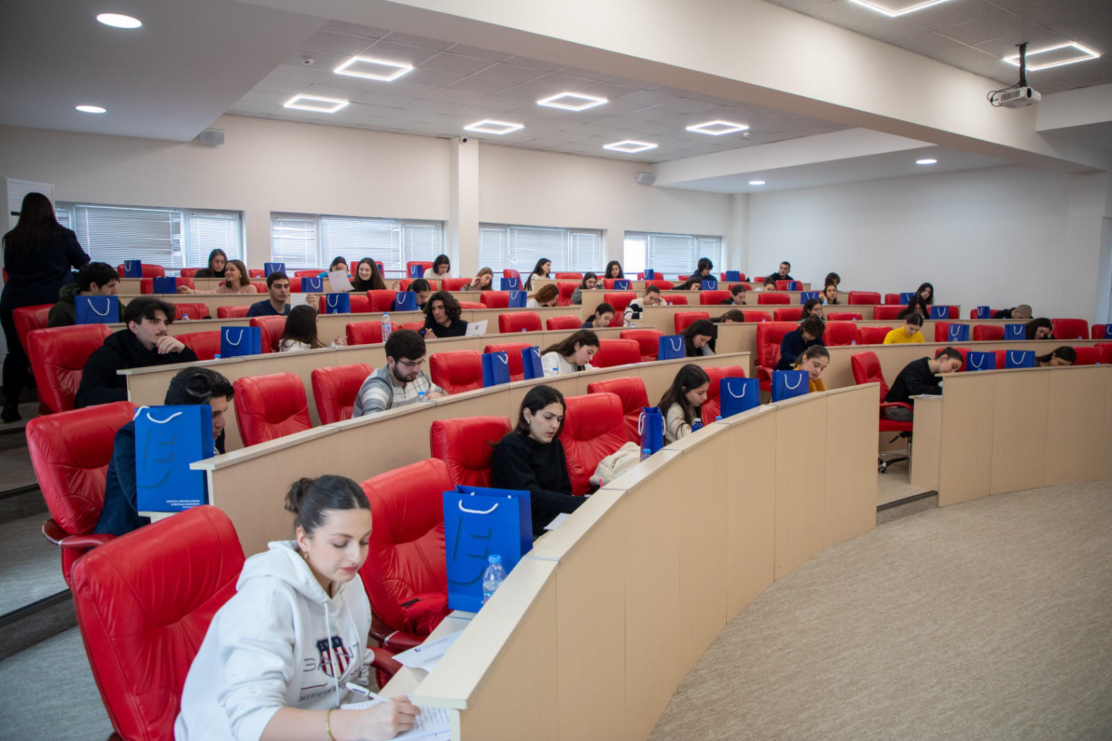 „ევროპის უნივერსიტეტმა“ XI-XII კლასის მოსწავლეებისთვის მთელი ქვეყნის მასშტაბით ესეების კონკურსი ჩაატარა