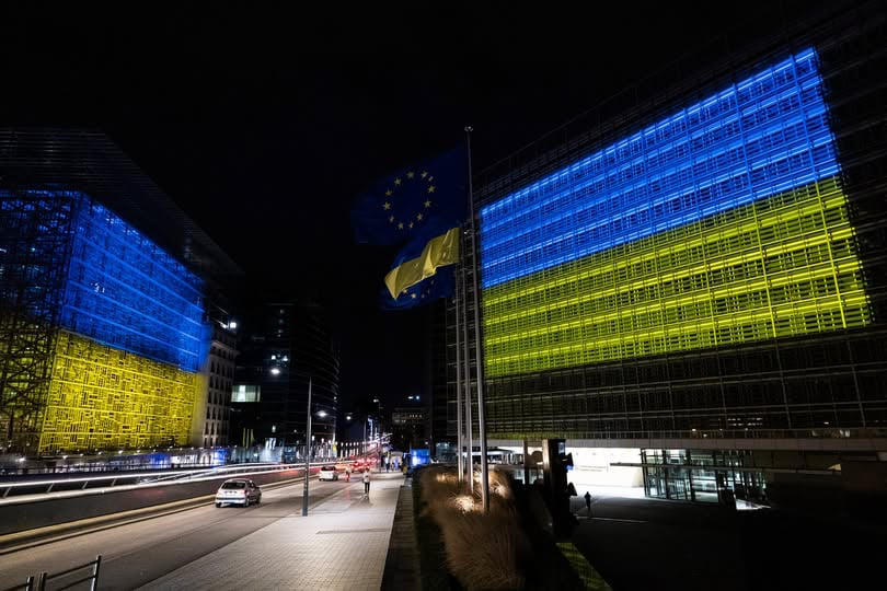 ევროკომისიის და ევროკავშირის საბჭოს შენობები უკრაინის დროშის ფერებში განათდა