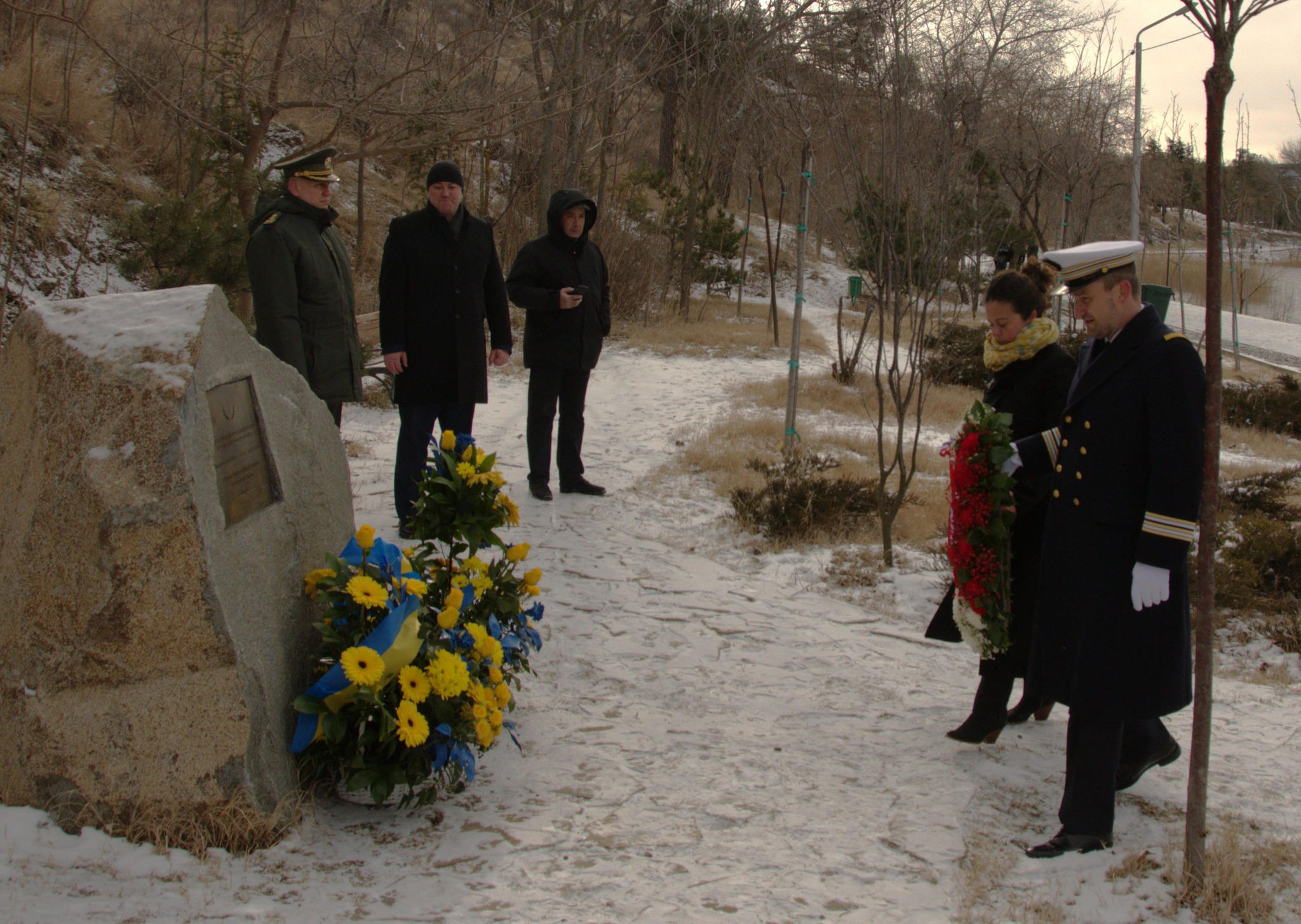 საქართველოში საფრანგეთის საელჩოს ინფორმაციით, საფრანგეთის ელჩმა, უკრაინის საელჩოსა და მოკავშირეებთან ერთად, გვირგვინით შეამკო უკრაინელი ჯარისკაცების ხსოვნისადმი მიძღვნილი მემორიალი