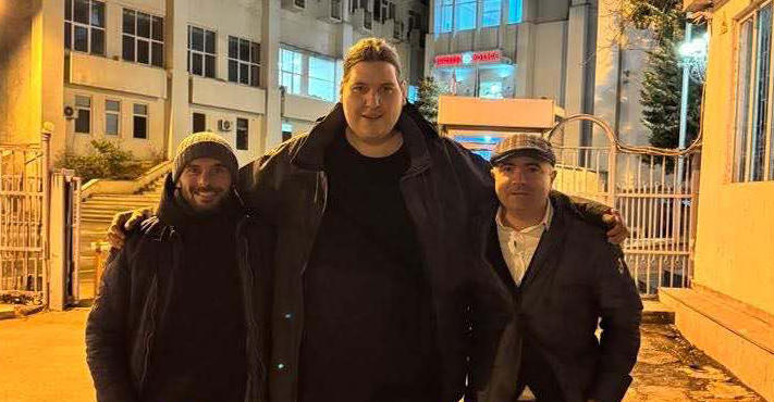 ადმინისტრაციული წესით დაკავებულმა ნიკოლოზ ჭკუასელმა და ანდრო სირაძემ, რომლებიც აქციის მონაწილეებს თავს დაესხნენ, დროებითი მოთავსების იზოლატორი დატოვეს